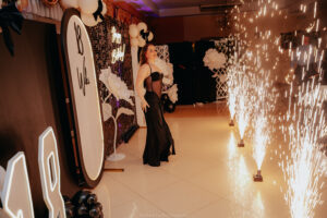 Dziewczyna świętująca 18 urodziny z tortem i zimnymi ogniami – naturalny reportaż, Śląsk