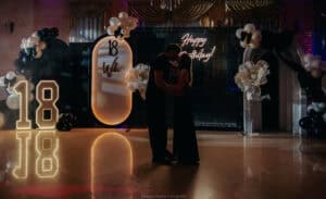 Całująca się para świętująca 18 urodziny – naturalny reportaż, Rybnik