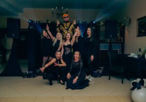 Grupa znajomych z DJ podczas 18 urodzin – wspólne zdjęcie na sali, naturalny reportaż, Rybnik