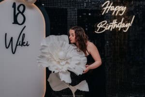 Sesja na ściance dziewczyny świętującej 18 urodziny