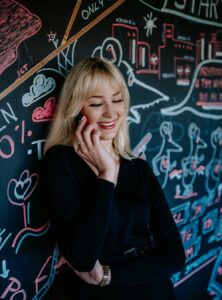 Zadowolona kobieta rozmawiająca przez telefon w siedzibie firmy T-mobile w Katowicach.