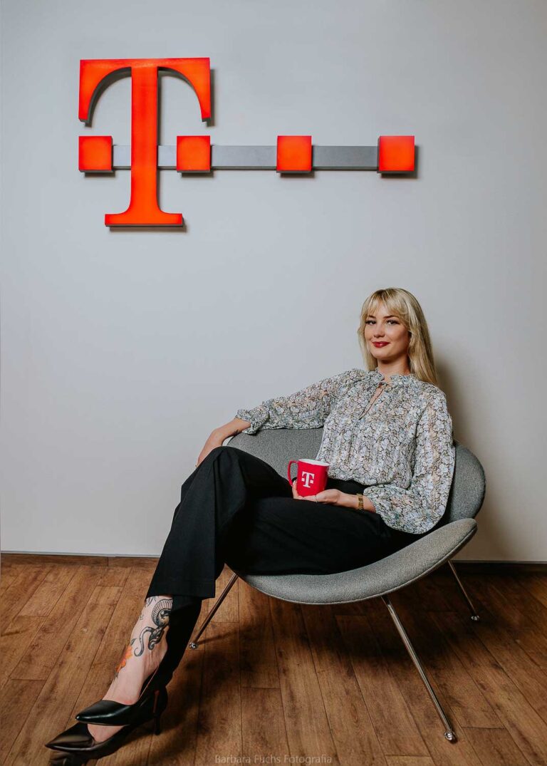 Zadowolona kobieta w siedzibie firmy T-mobile