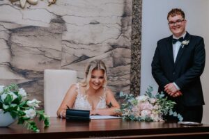 Para młoda podczas ceremonii ślubu cywilnego w Urzędzie Stanu Cywilnego w Żorach.