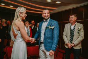 Para młoda podczas ceremonii ślubu cywilnego w Urzędzie Stanu Cywilnego w Żorach.