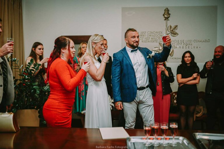 Para młoda podczas ceremonii ślubu cywilnego w Urzędzie Stanu Cywilnego w Żorach.