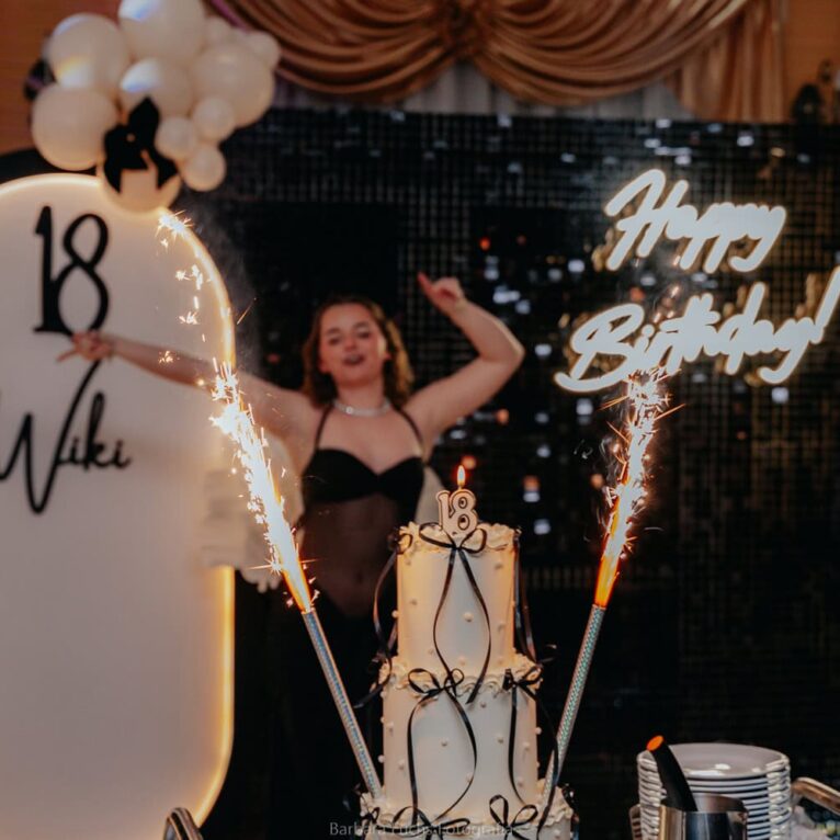 Dziewczyna świętująca 18 urodziny z tortem i zimnymi ogniami – naturalny reportaż, Śląsk