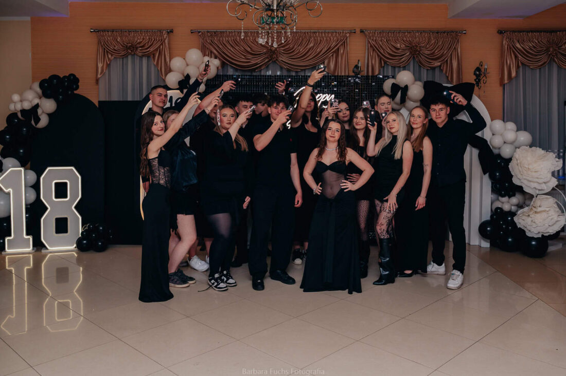 Grupa przyjaciółpodczas 18 urodzin – wspólne zdjęcie na sali, na cekinowej ściance naturalny reportaż, Śląsk